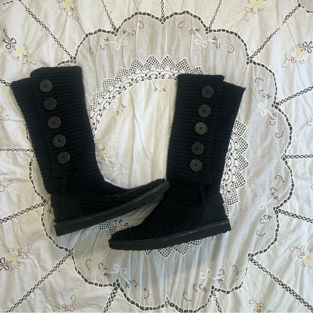Black knit Uggs